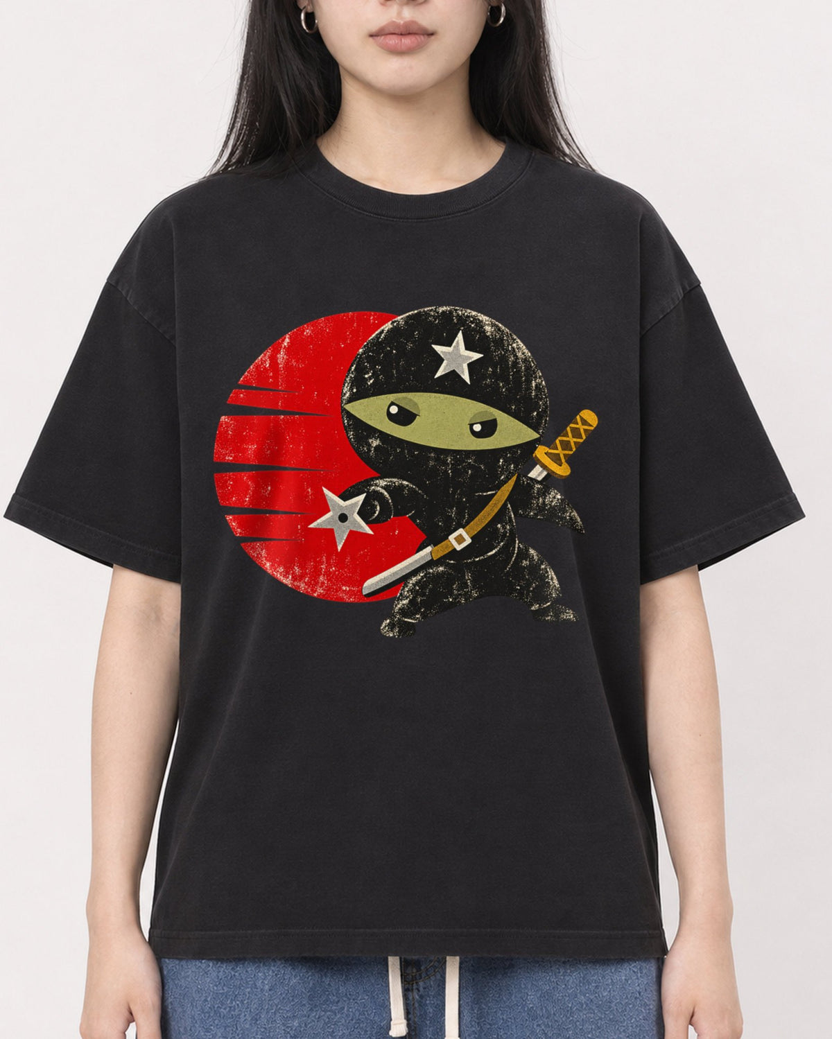 Mockup Boxy Heavyweight Tee Black female close-up 01