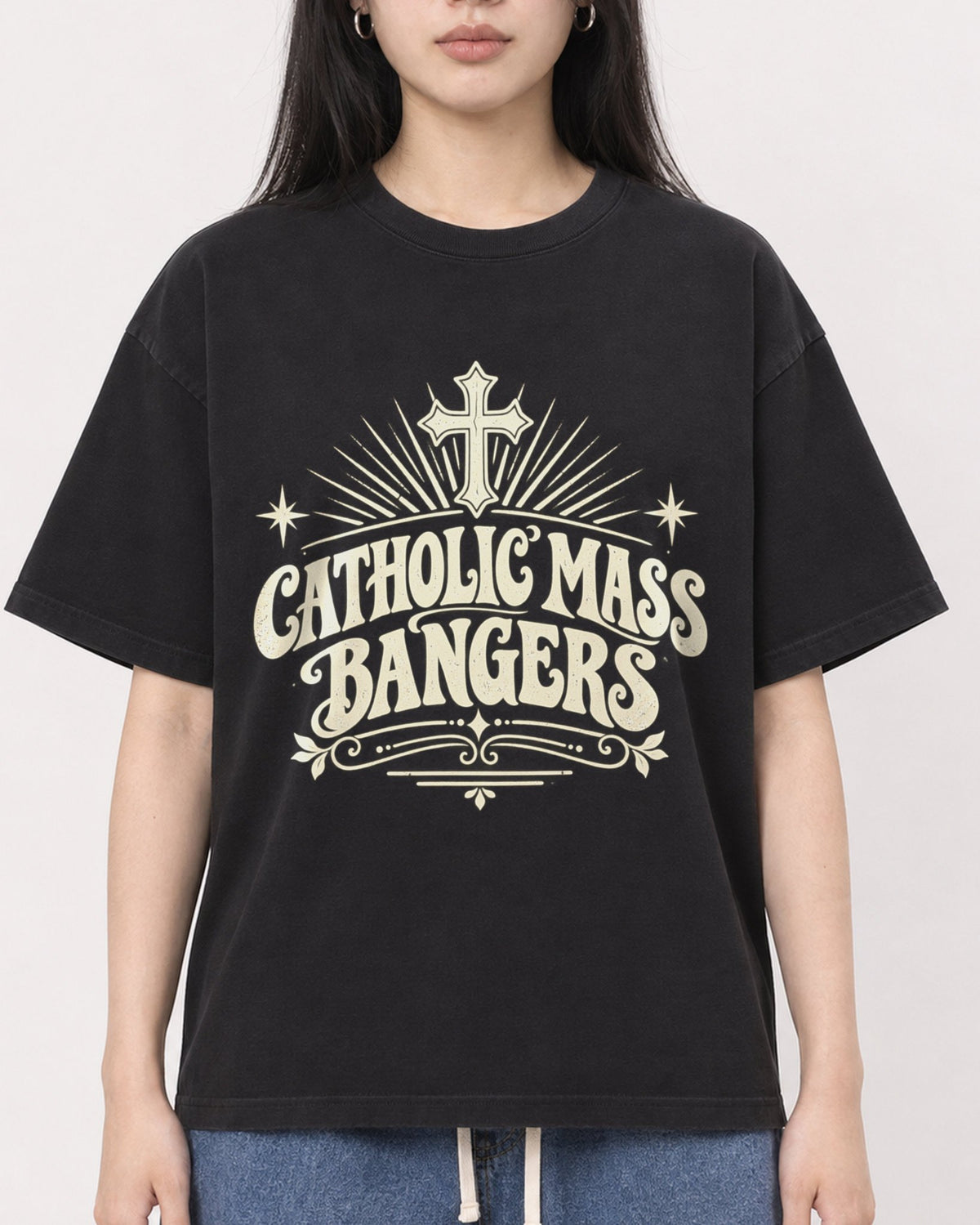 Mockup Boxy Heavyweight Tee Black female close-up 01