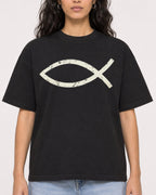 Mockup Boxy Heavyweight Tee Black female close-up 07