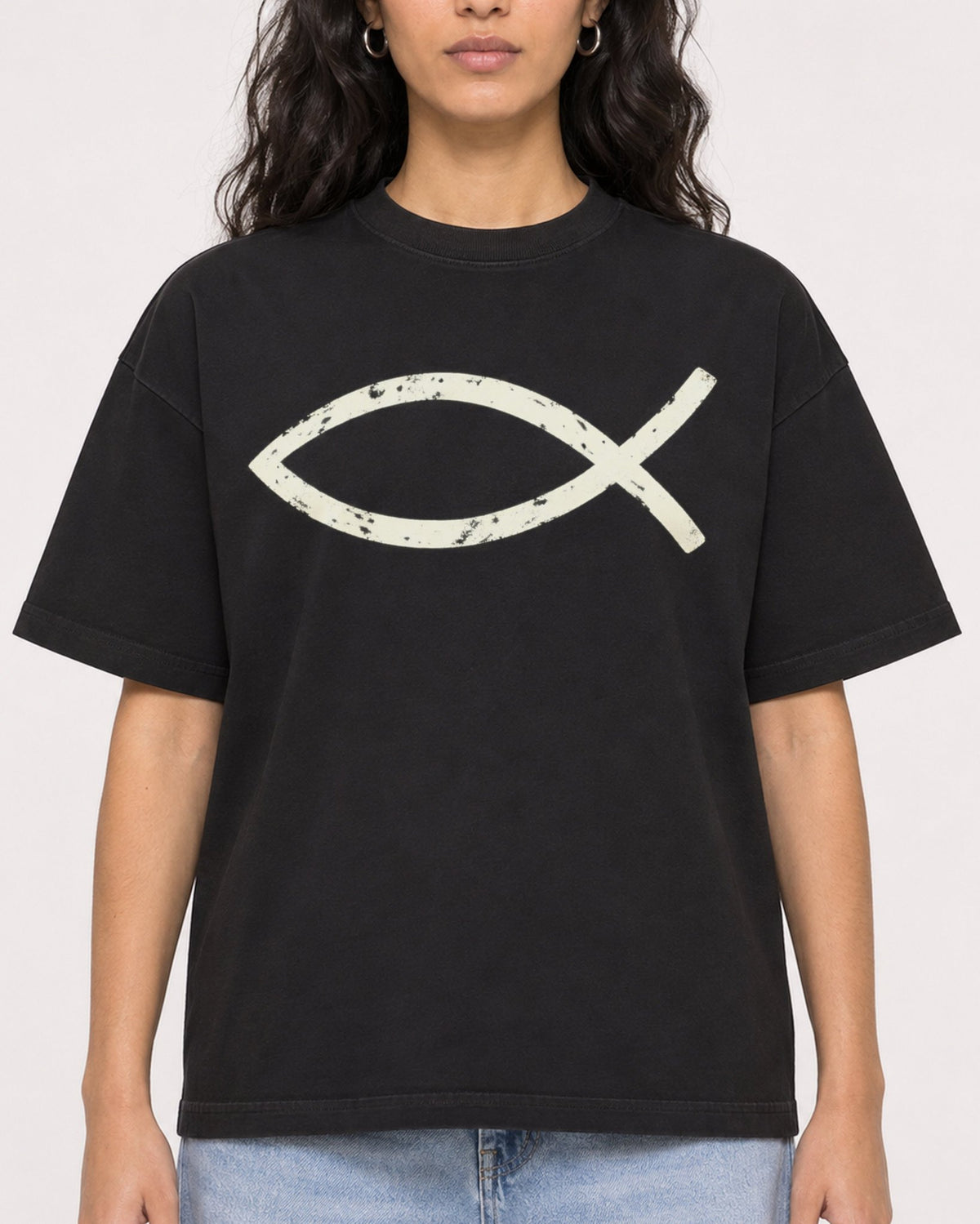 Mockup Boxy Heavyweight Tee Black female close-up 07
