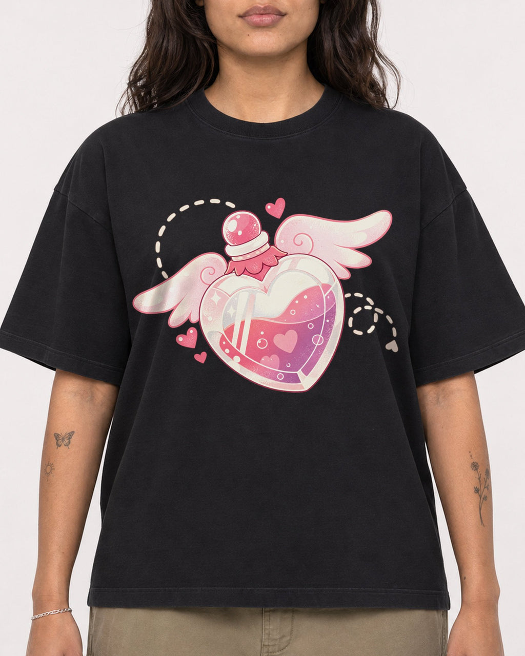 Mockup Boxy Heavyweight Tee Black female close-up 06