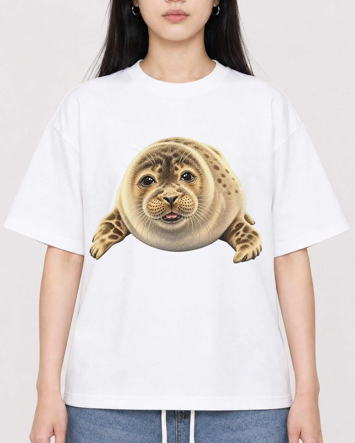 Mockup Boxy Heavyweight Tee White female close-up 01