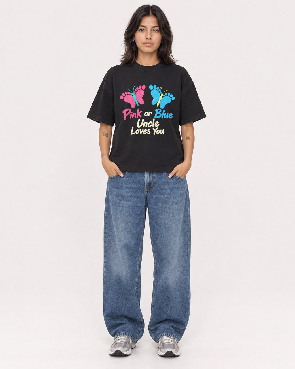 Mockup Boxy Heavyweight Tee Black female full-body 36