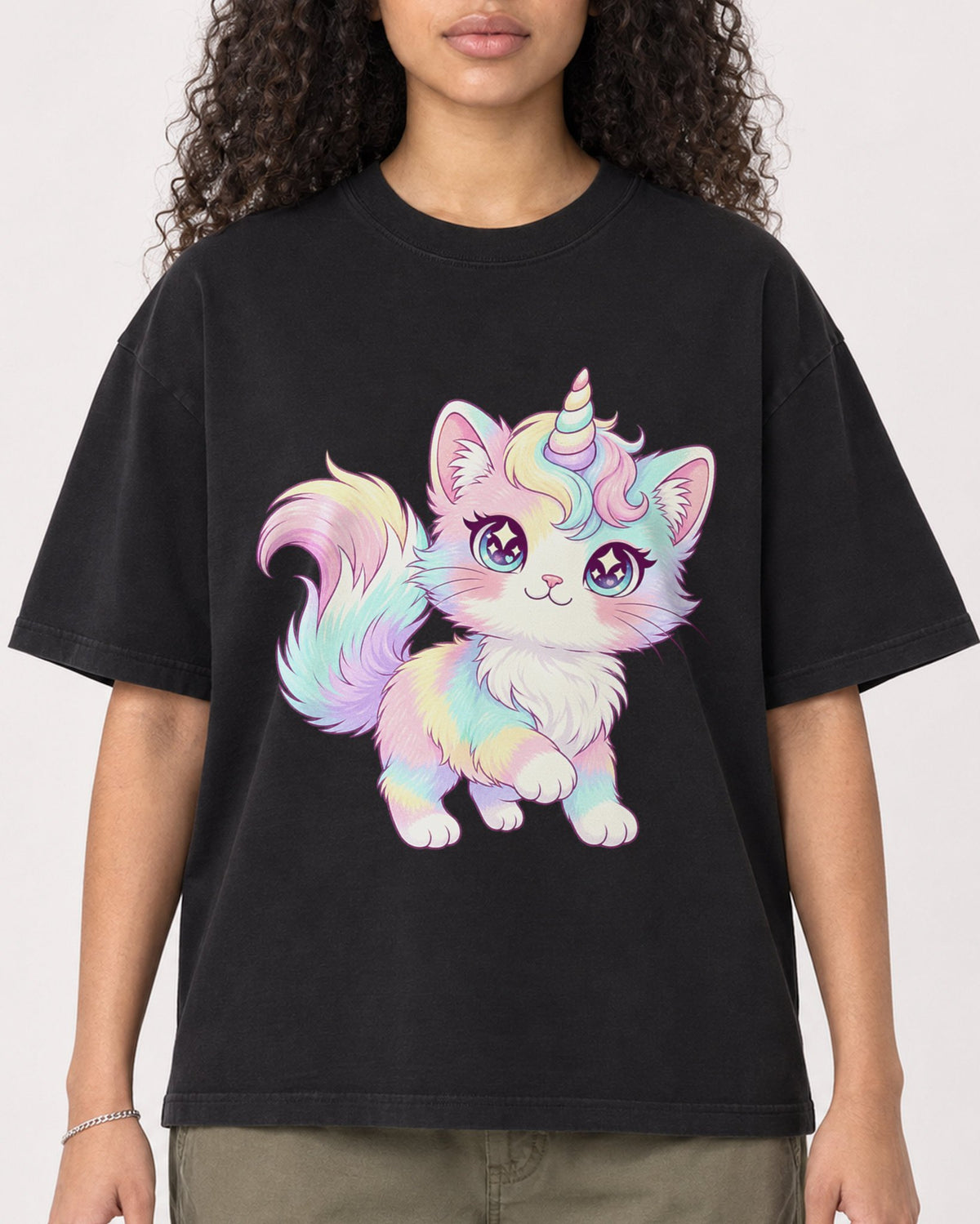 Mockup Boxy Heavyweight Tee Black female close-up 10