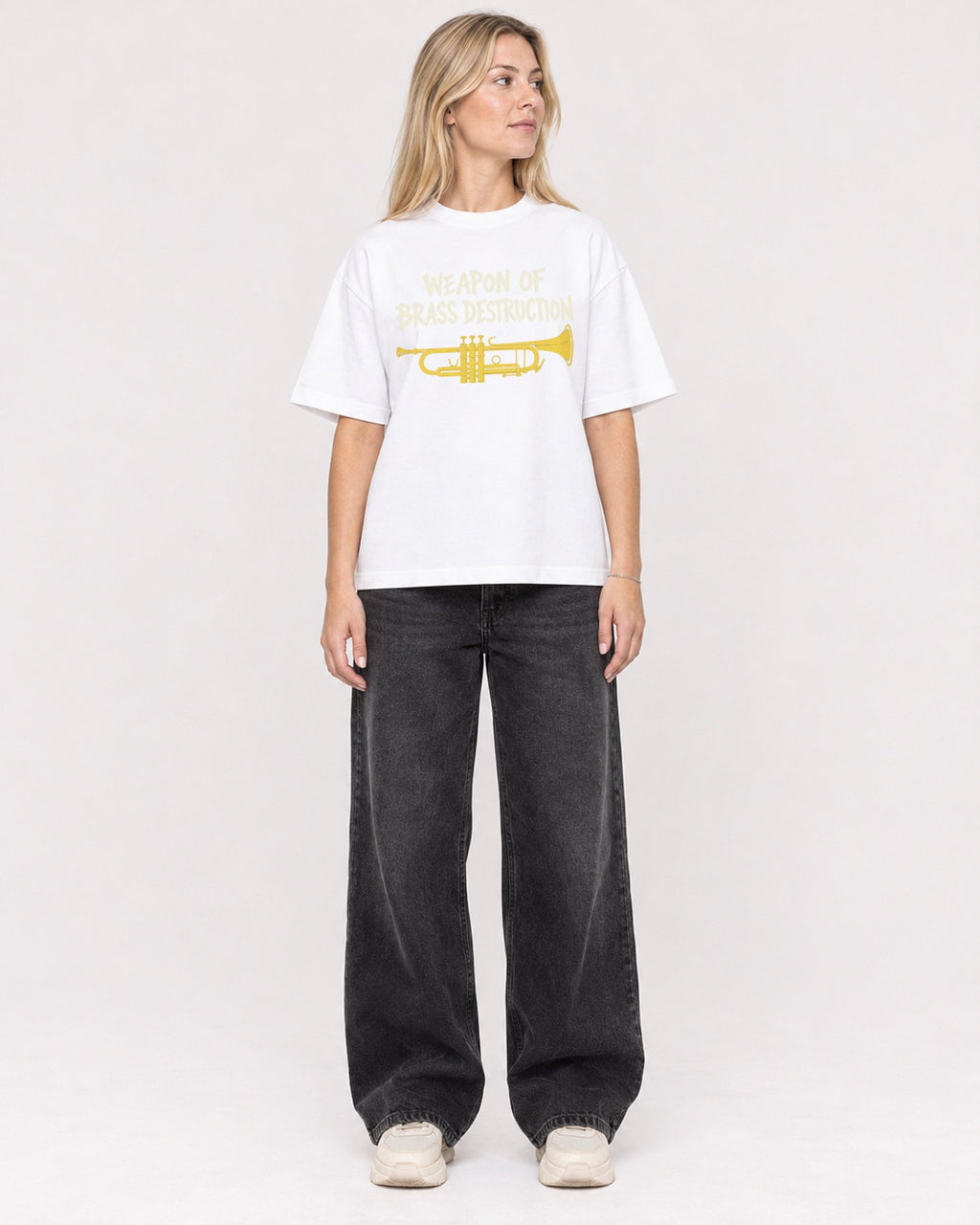 Mockup Boxy Heavyweight Tee White female full-body 08