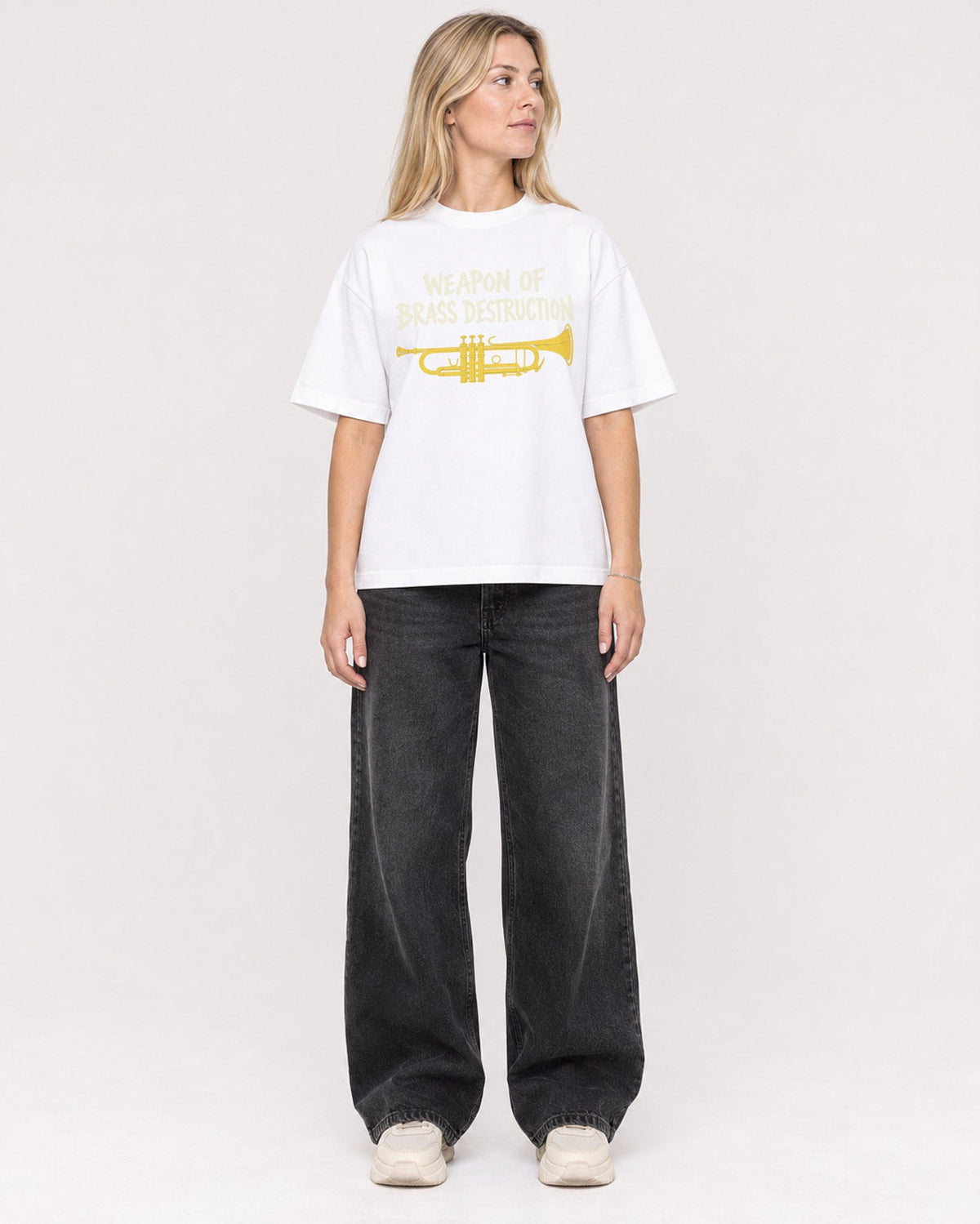 Mockup Boxy Heavyweight Tee White female full-body 08