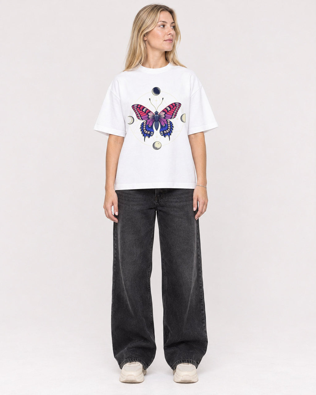 Mockup Boxy Heavyweight Tee White female full-body 08