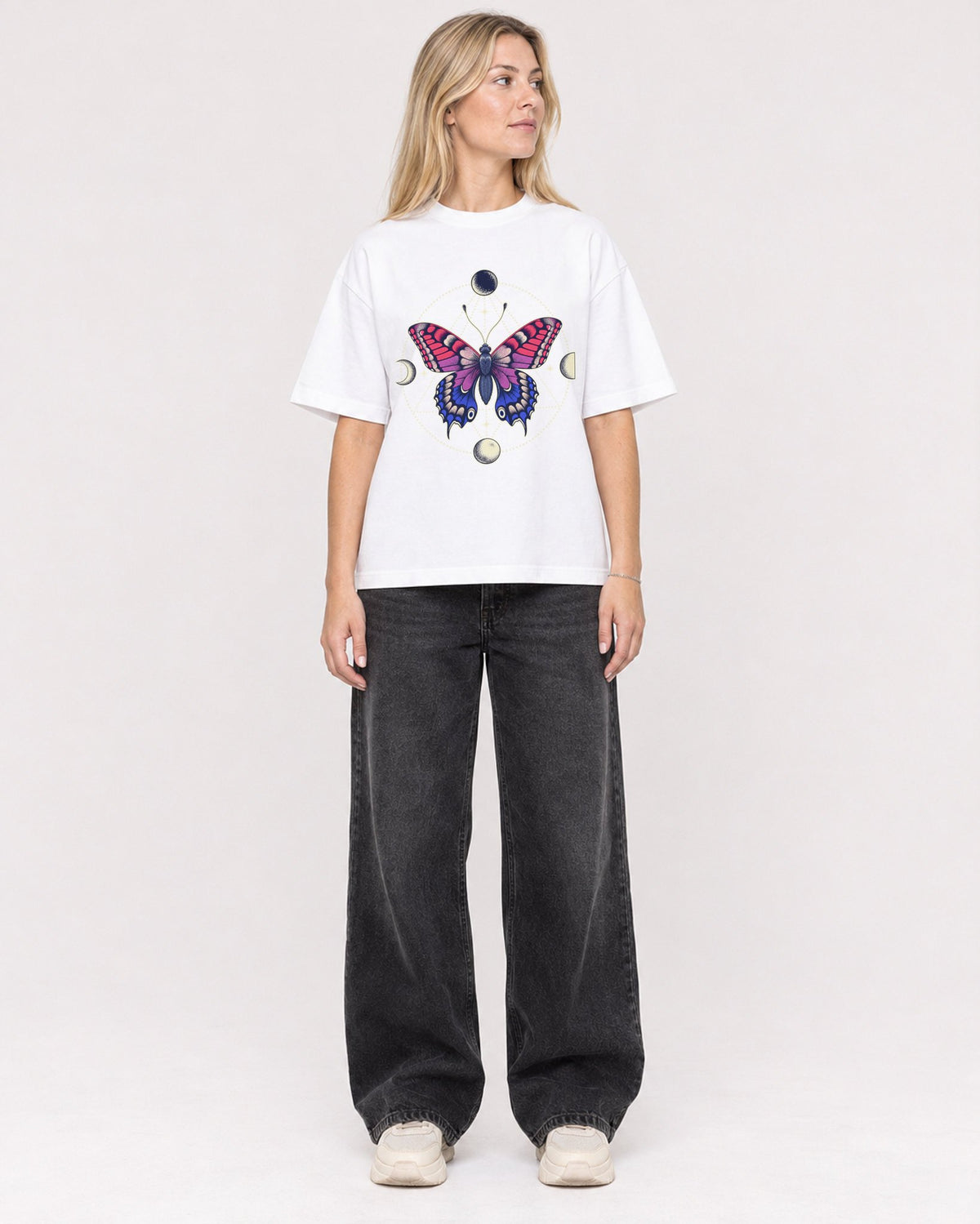 Mockup Boxy Heavyweight Tee White female full-body 08