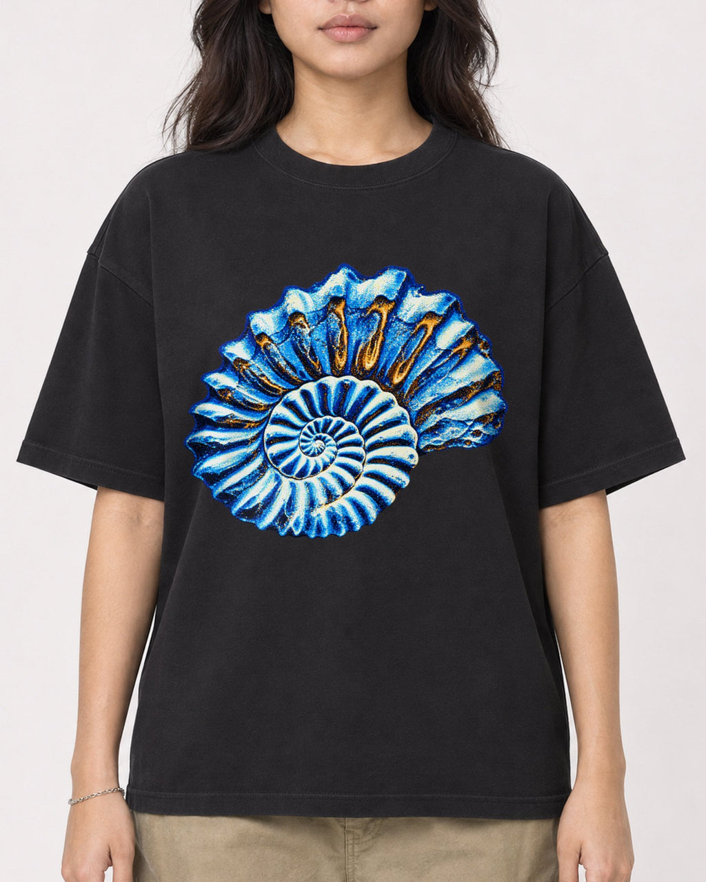 Mockup Boxy Heavyweight Tee Black female close-up 02