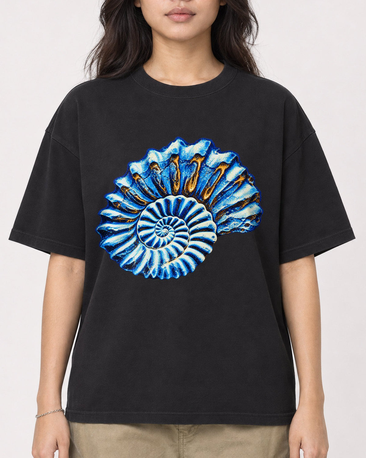 Mockup Boxy Heavyweight Tee Black female close-up 02