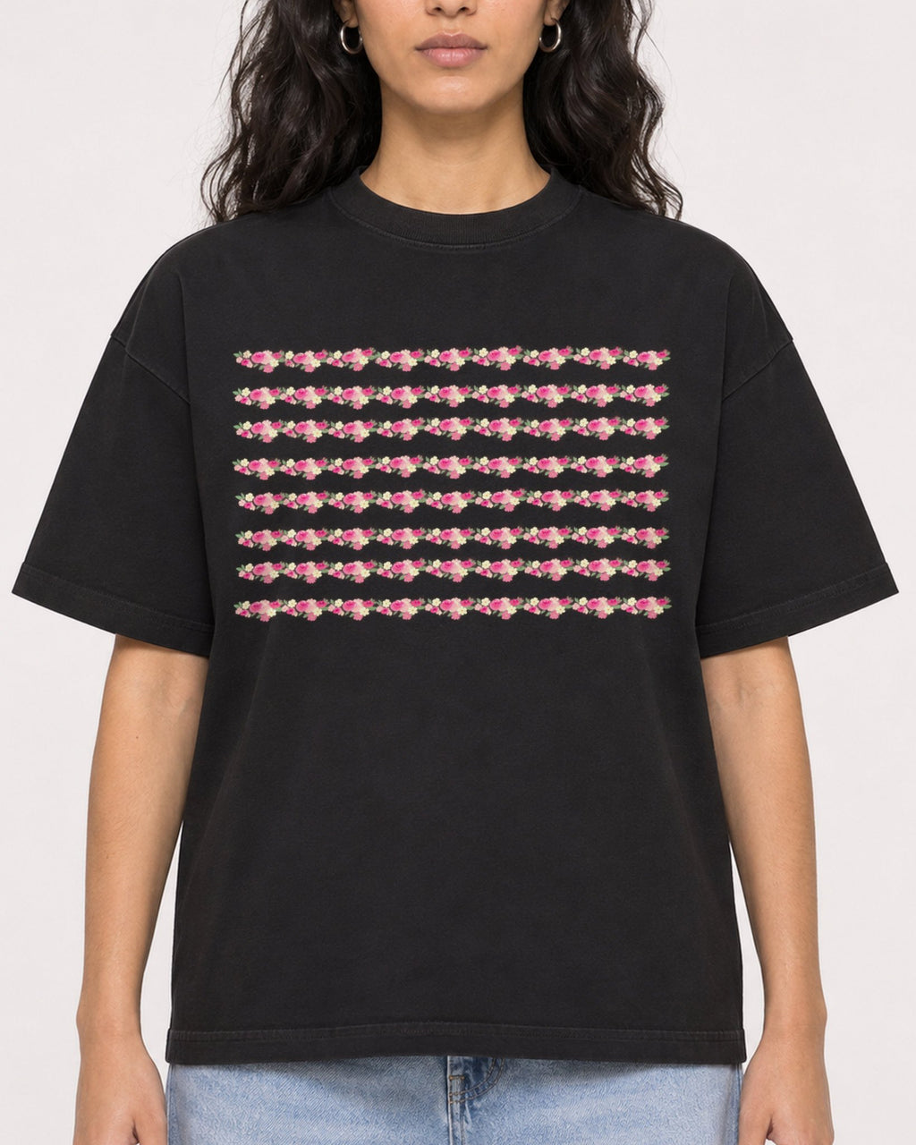 Mockup Boxy Heavyweight Tee Black female close-up 07