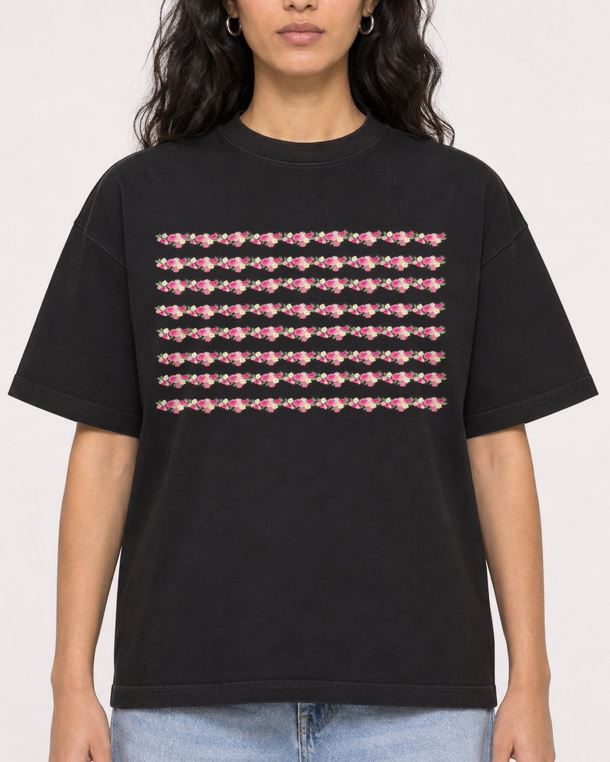 Mockup Boxy Heavyweight Tee Black female close-up 07