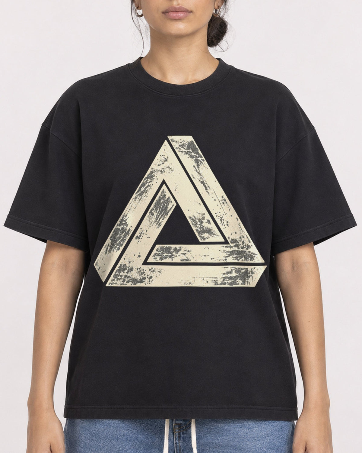 Mockup Boxy Heavyweight Tee Black female close-up 17