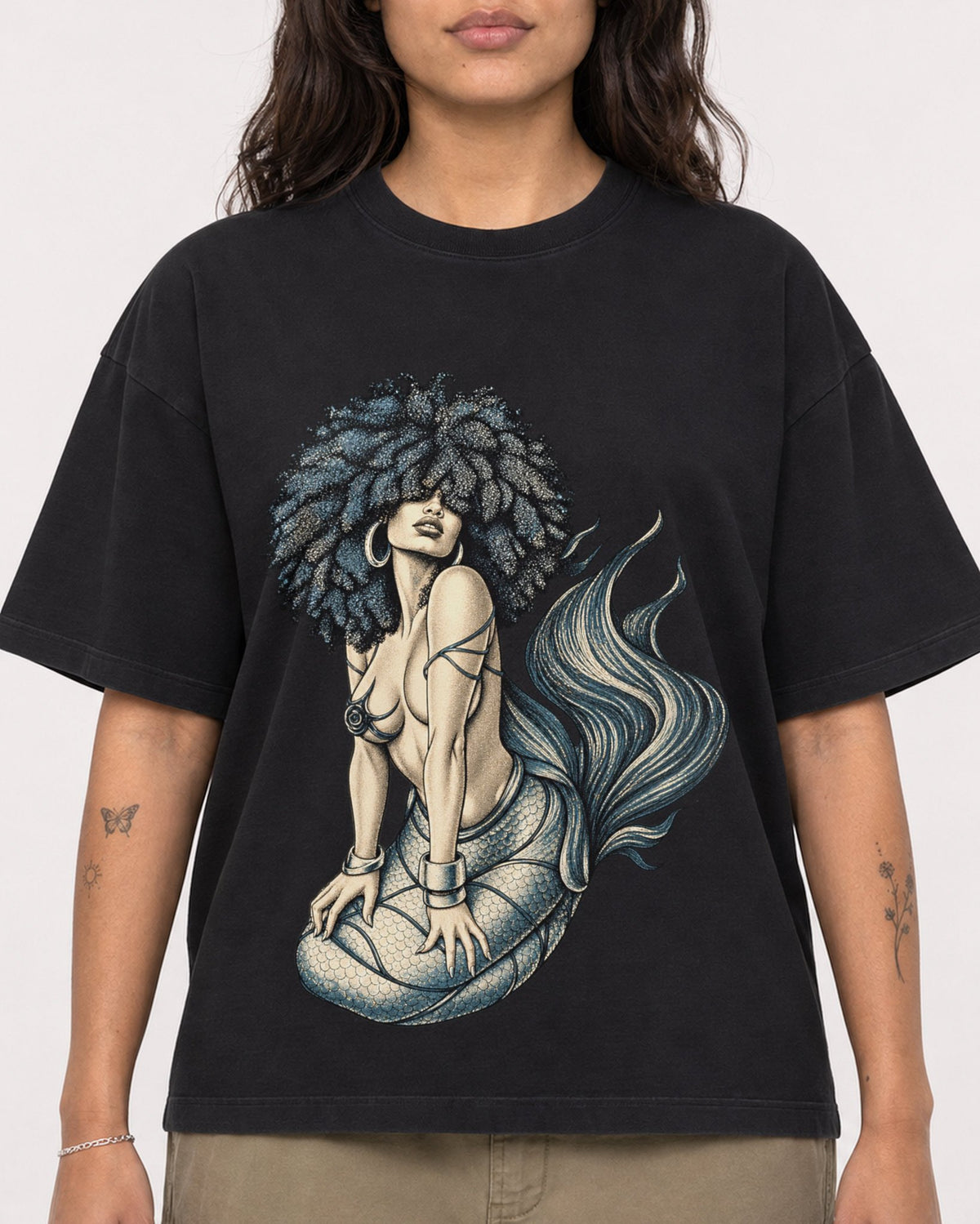 Mockup Boxy Heavyweight Tee Black female close-up 06