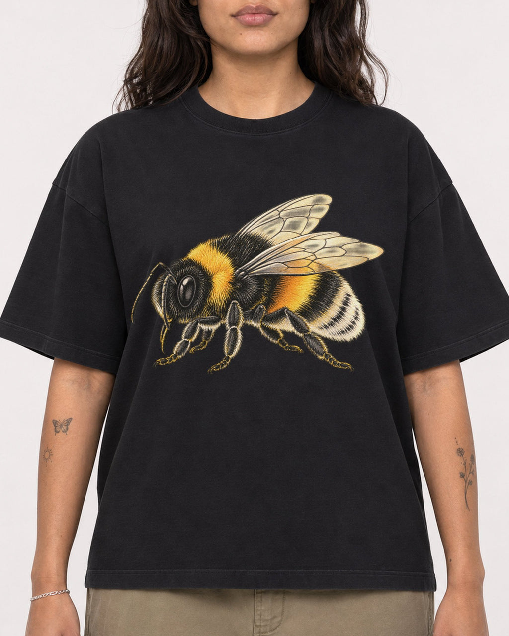 Mockup Boxy Heavyweight Tee Black female close-up 06