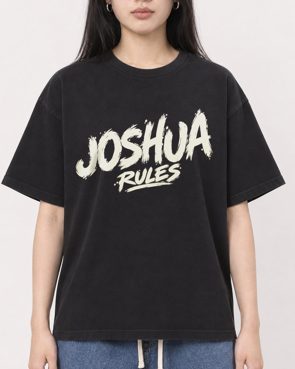 Mockup Boxy Heavyweight Tee Black female close-up 01