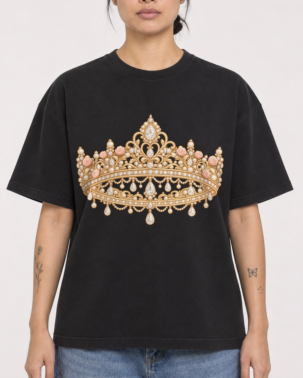 Mockup Boxy Heavyweight Tee Black female close-up 12