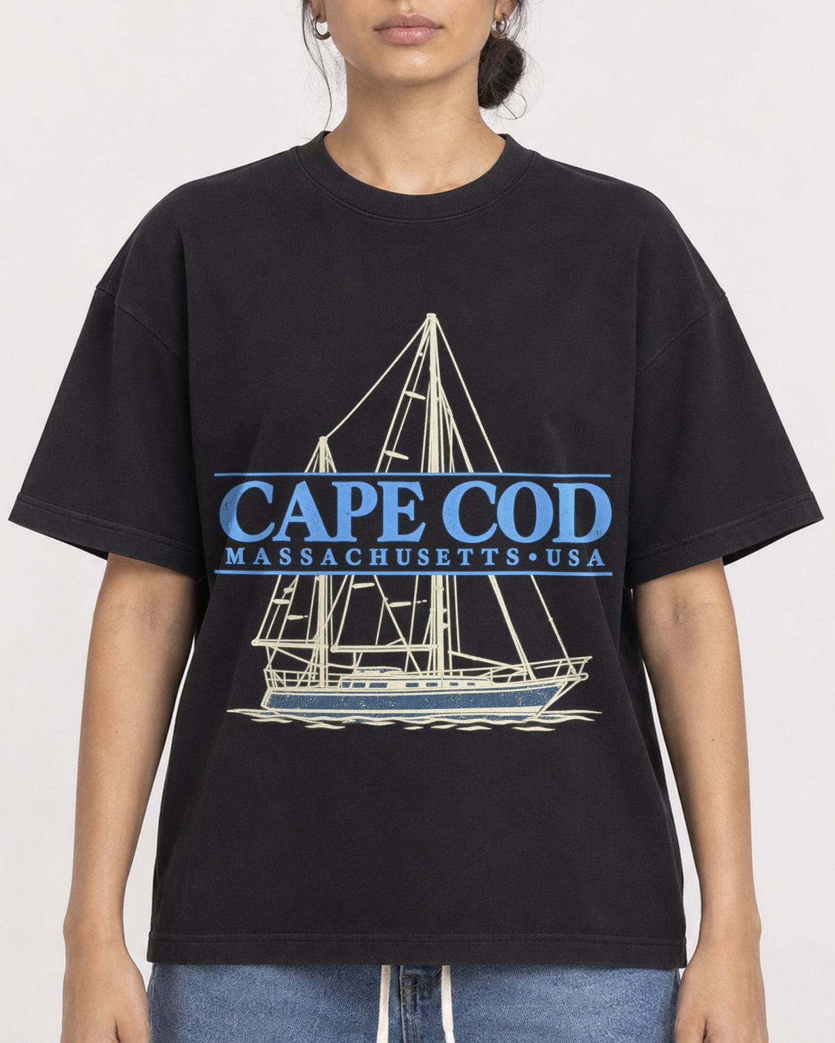 Mockup Boxy Heavyweight Tee Black female close-up 17