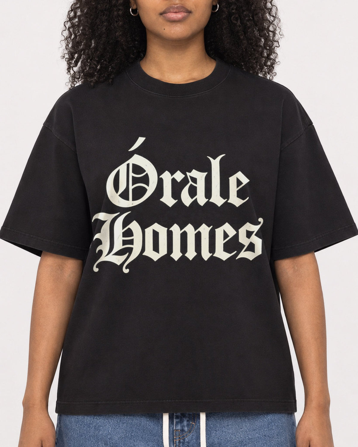 Mockup Boxy Heavyweight Tee Black female close-up 05
