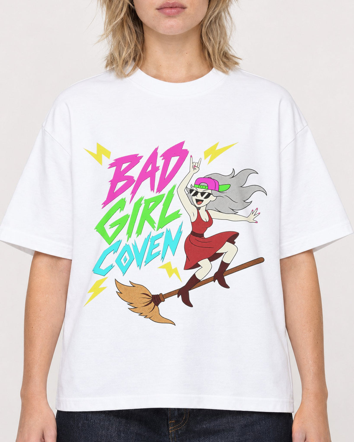 Mockup Boxy Heavyweight Tee White female close-up 19