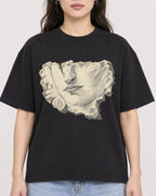 Mockup Boxy Heavyweight Tee Black female close-up 03