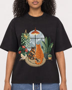 Mockup Boxy Heavyweight Tee Black female close-up 05