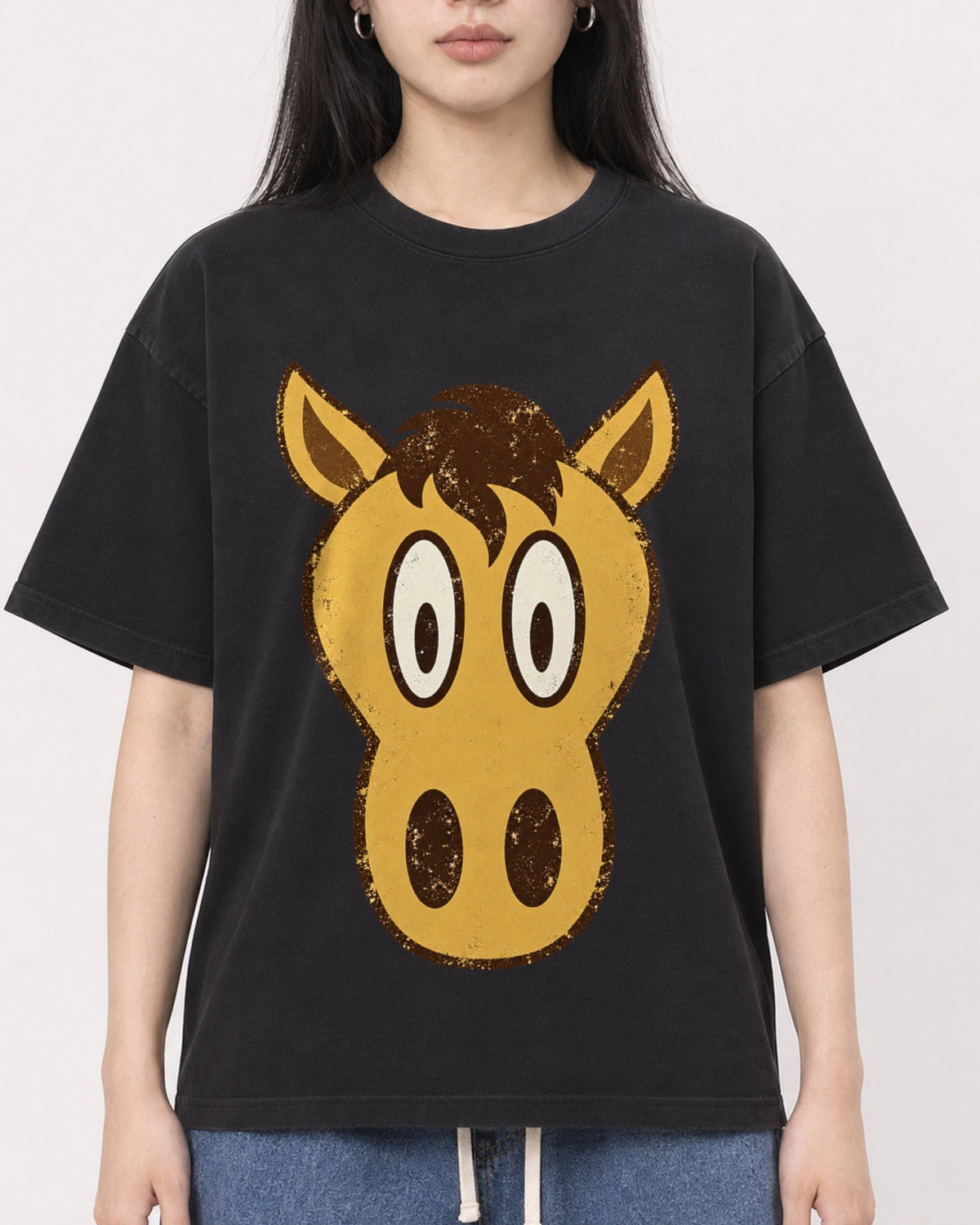 Mockup Boxy Heavyweight Tee Black female close-up 01