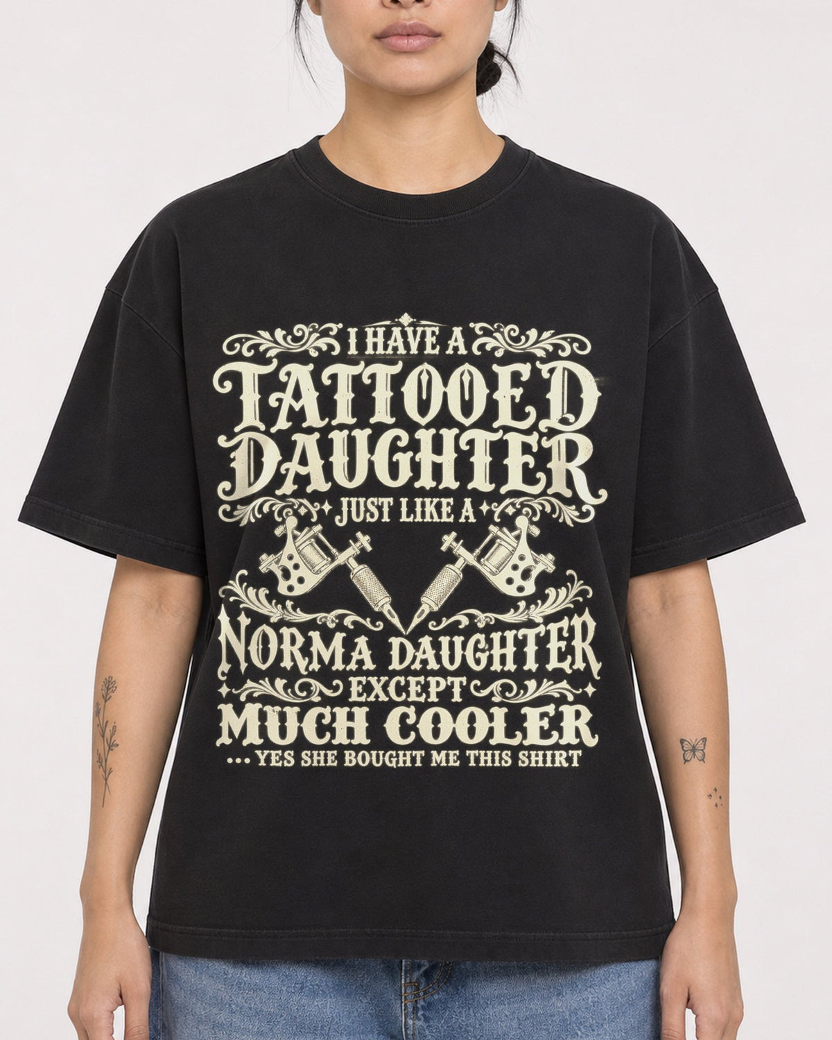 Mockup Boxy Heavyweight Tee Black female close-up 12