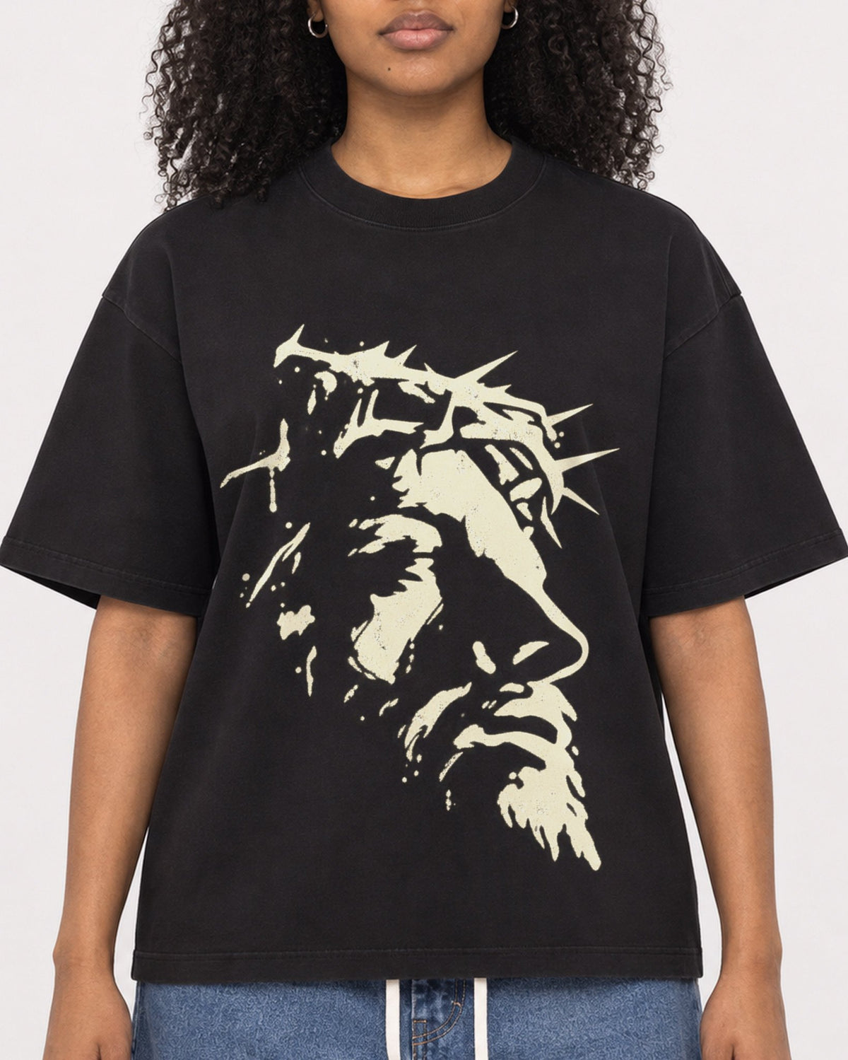 Mockup Boxy Heavyweight Tee Black female close-up 05