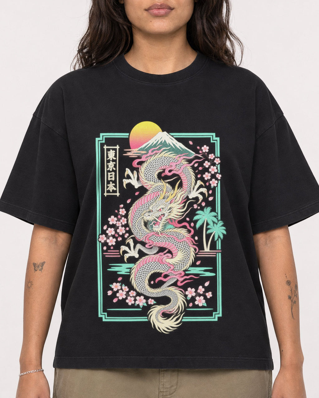 Mockup Boxy Heavyweight Tee Black female close-up 06