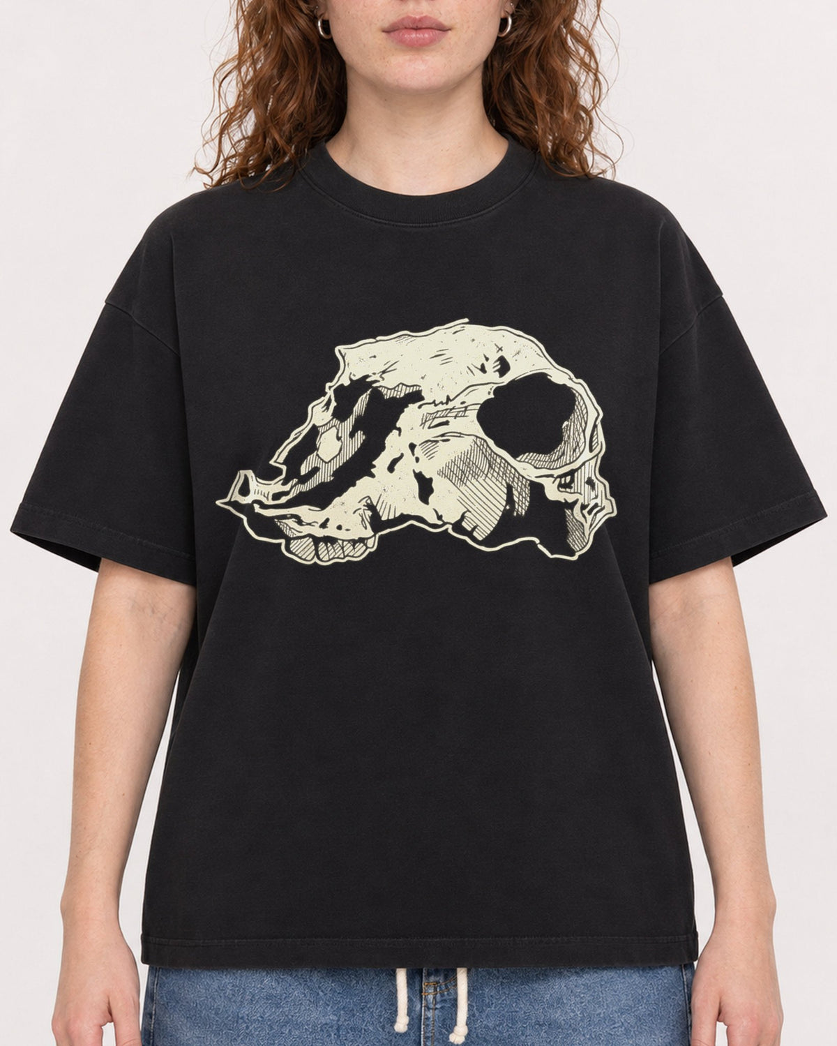 Mockup Boxy Heavyweight Tee Black female close-up 09