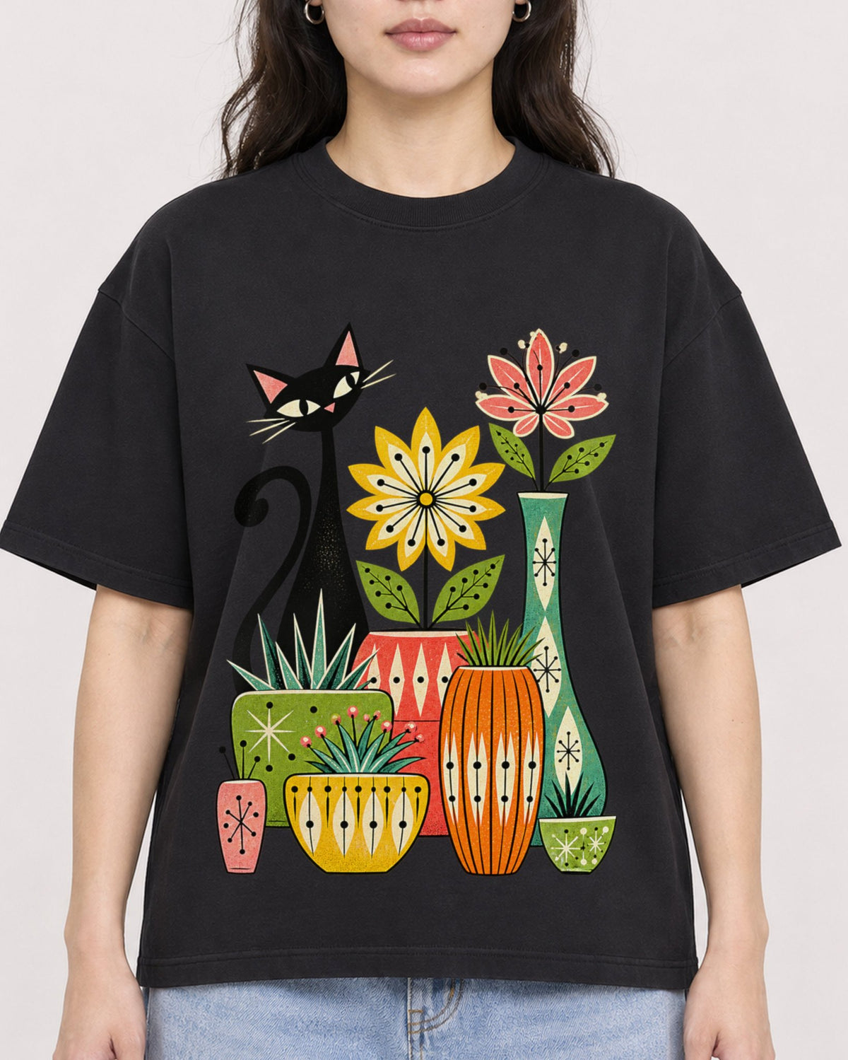 Mockup Boxy Heavyweight Tee Black female close-up 03