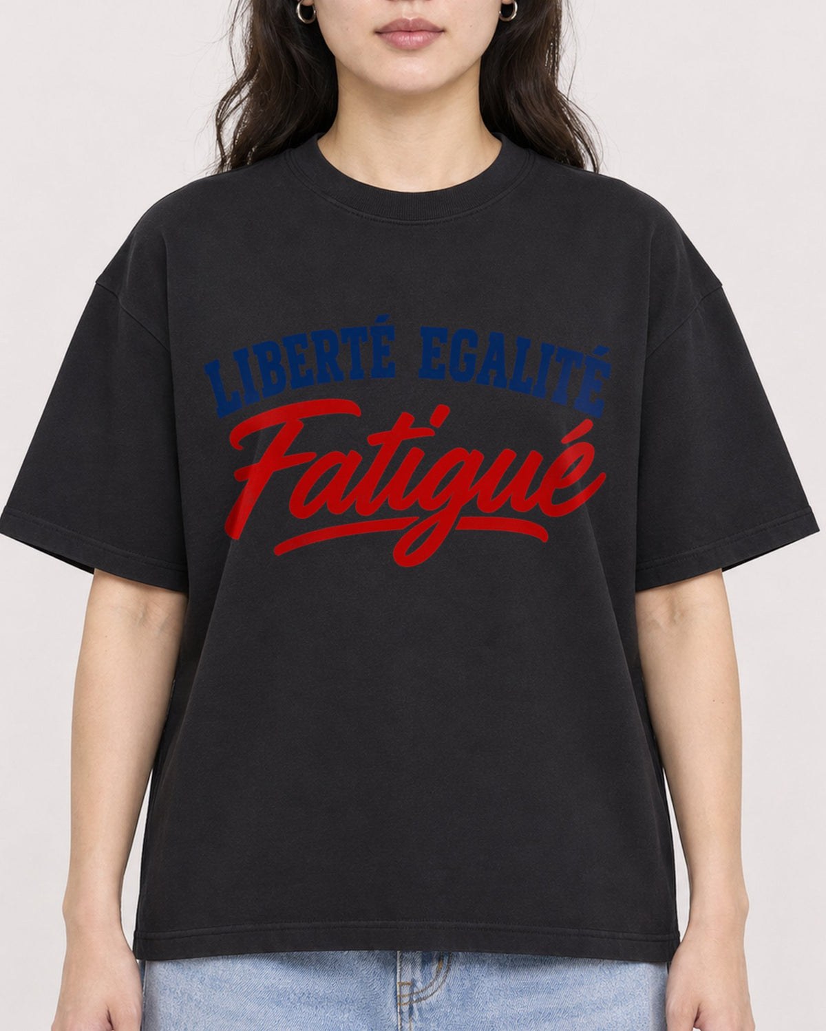 Mockup Boxy Heavyweight Tee Black female close-up 03