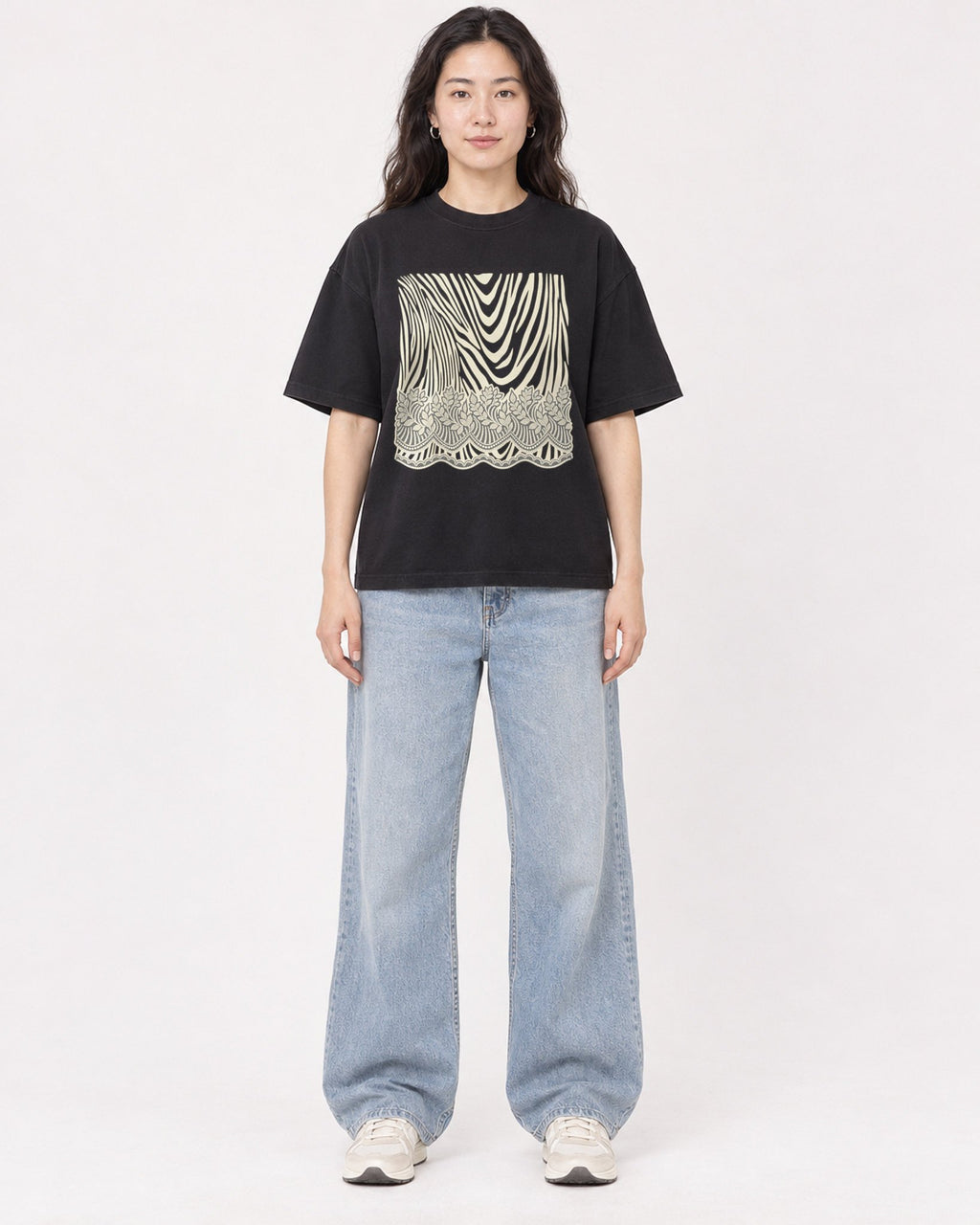 Mockup Boxy Heavyweight Tee Black female full-body 03