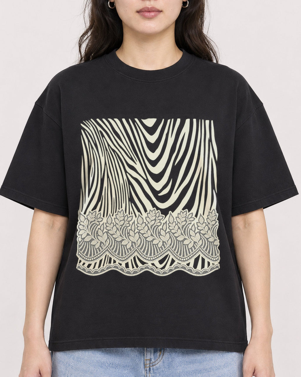 Mockup Boxy Heavyweight Tee Black female close-up 03