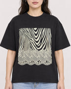 Mockup Boxy Heavyweight Tee Black female close-up 03