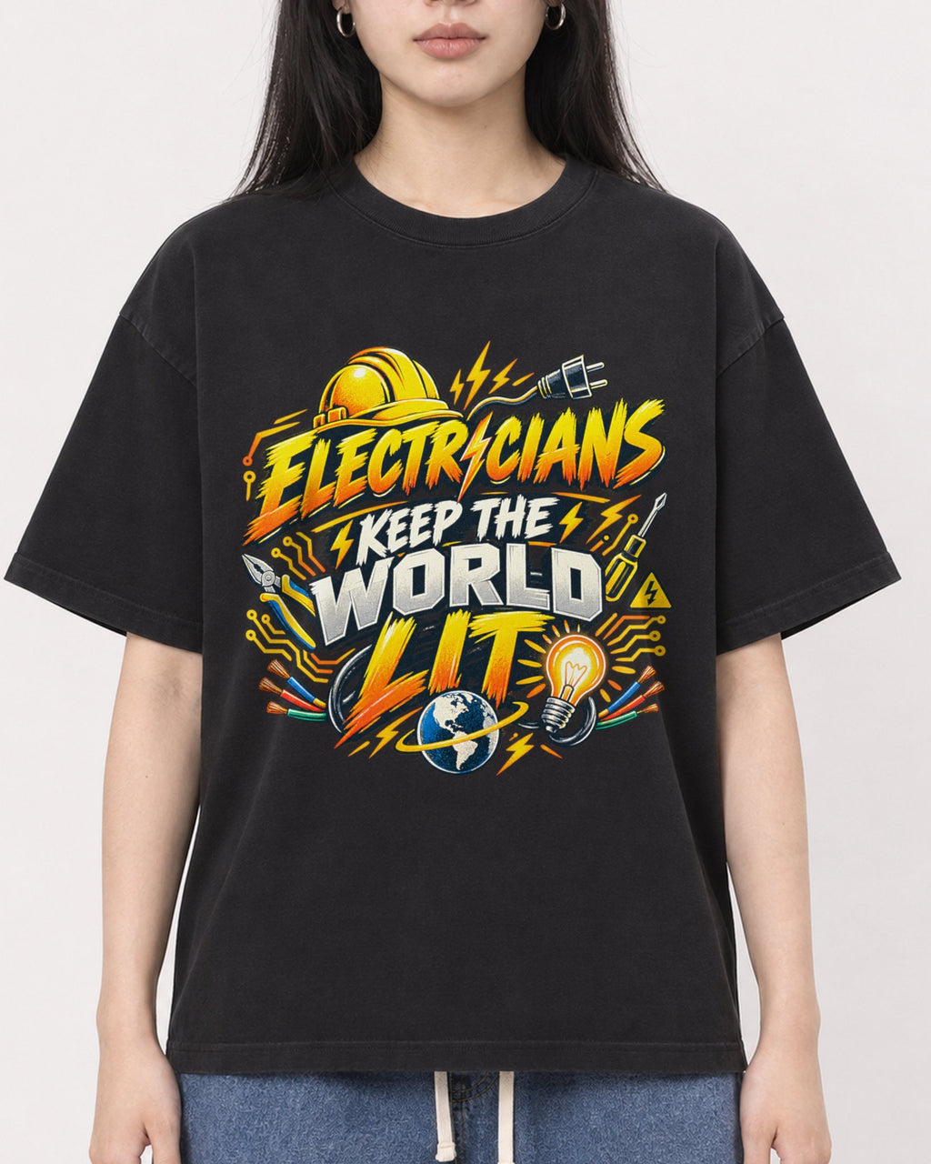 Mockup Boxy Heavyweight Tee Black female close-up 01