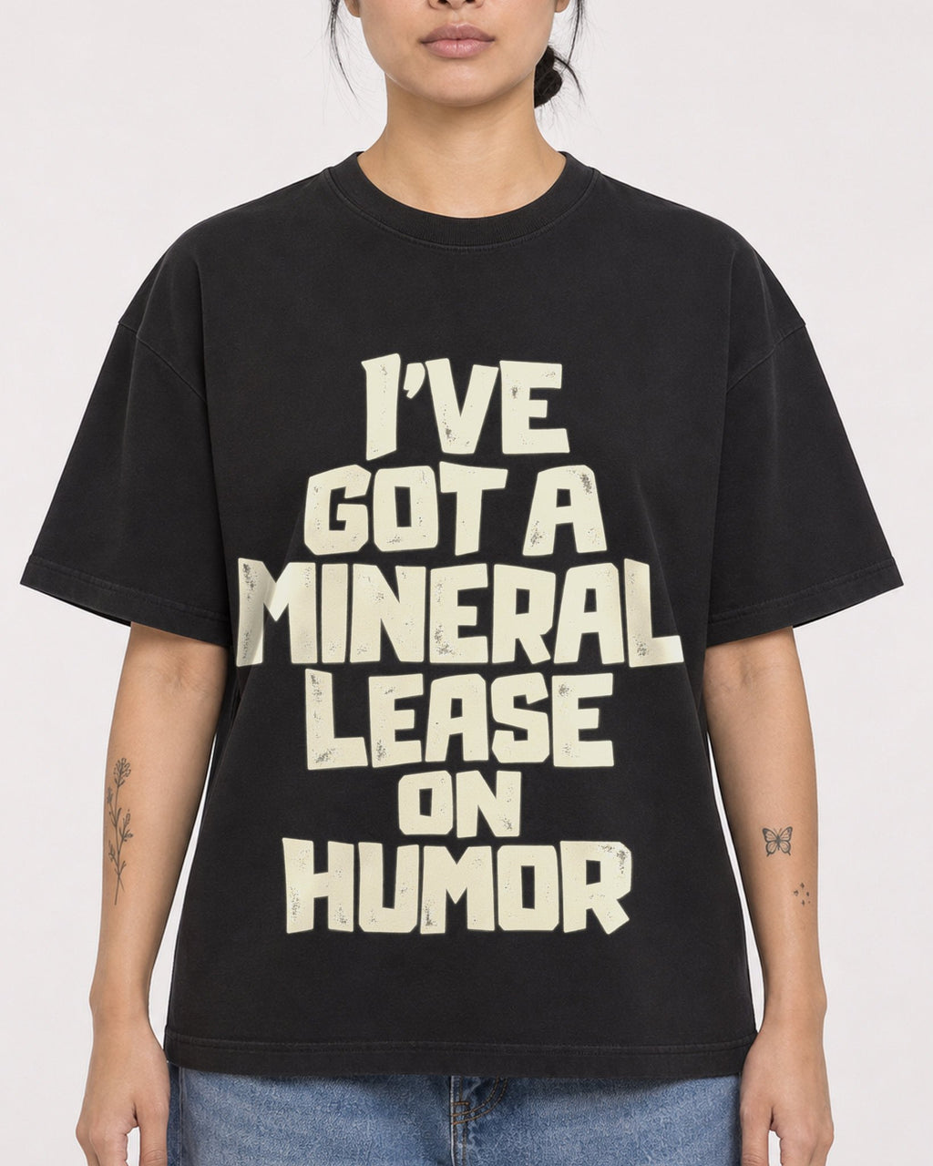 Mockup Boxy Heavyweight Tee Black female close-up 12