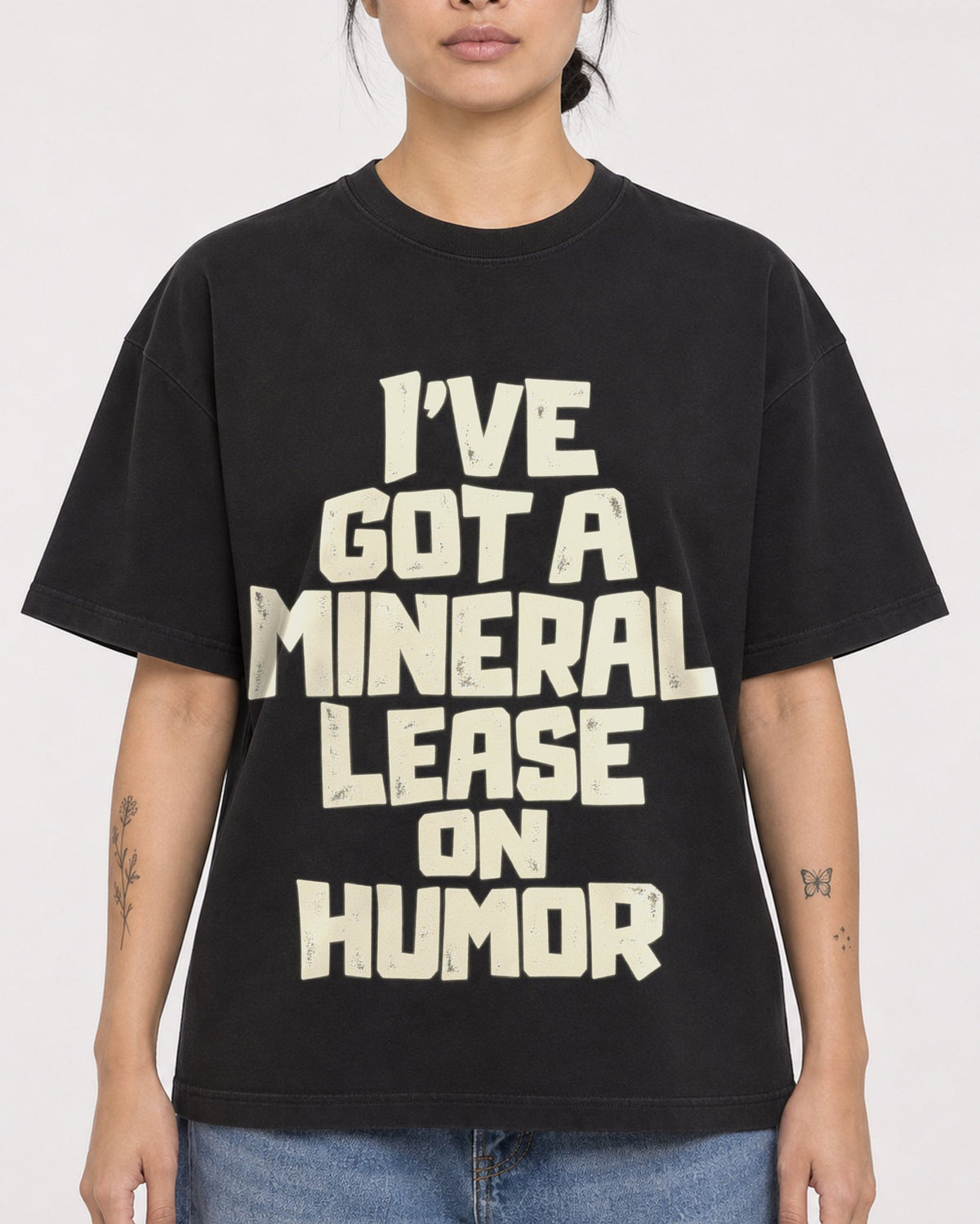 Mockup Boxy Heavyweight Tee Black female close-up 12