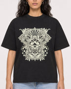 Mockup Boxy Heavyweight Tee Black female close-up 07