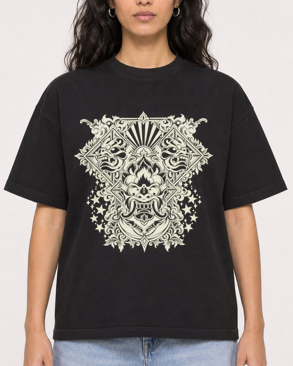 Mockup Boxy Heavyweight Tee Black female close-up 07