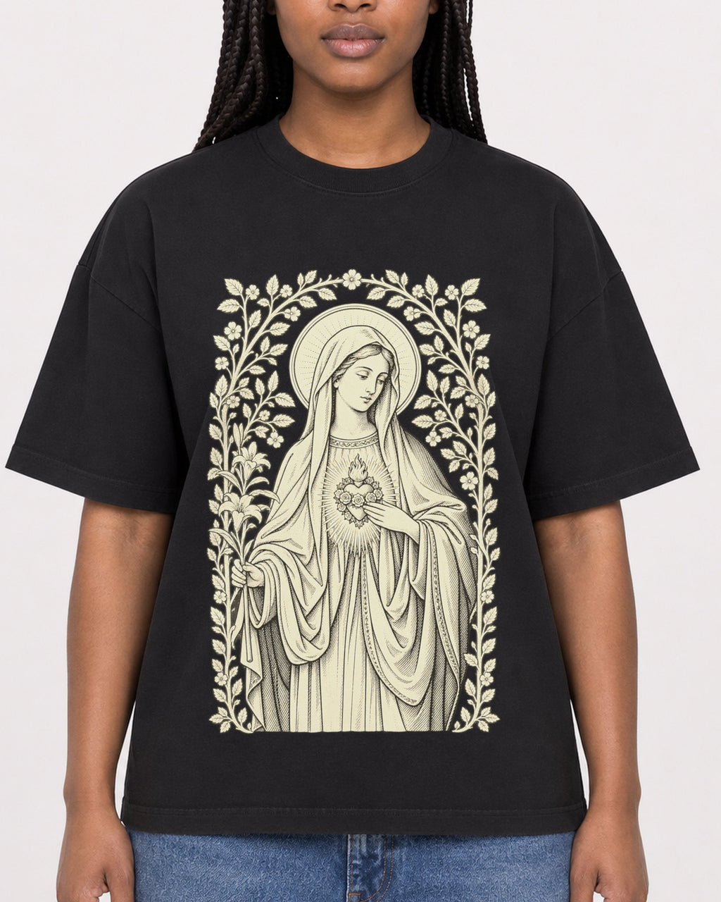 Mockup Boxy Heavyweight Tee Black female close-up 04