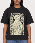 Mockup Boxy Heavyweight Tee Black female close-up 04