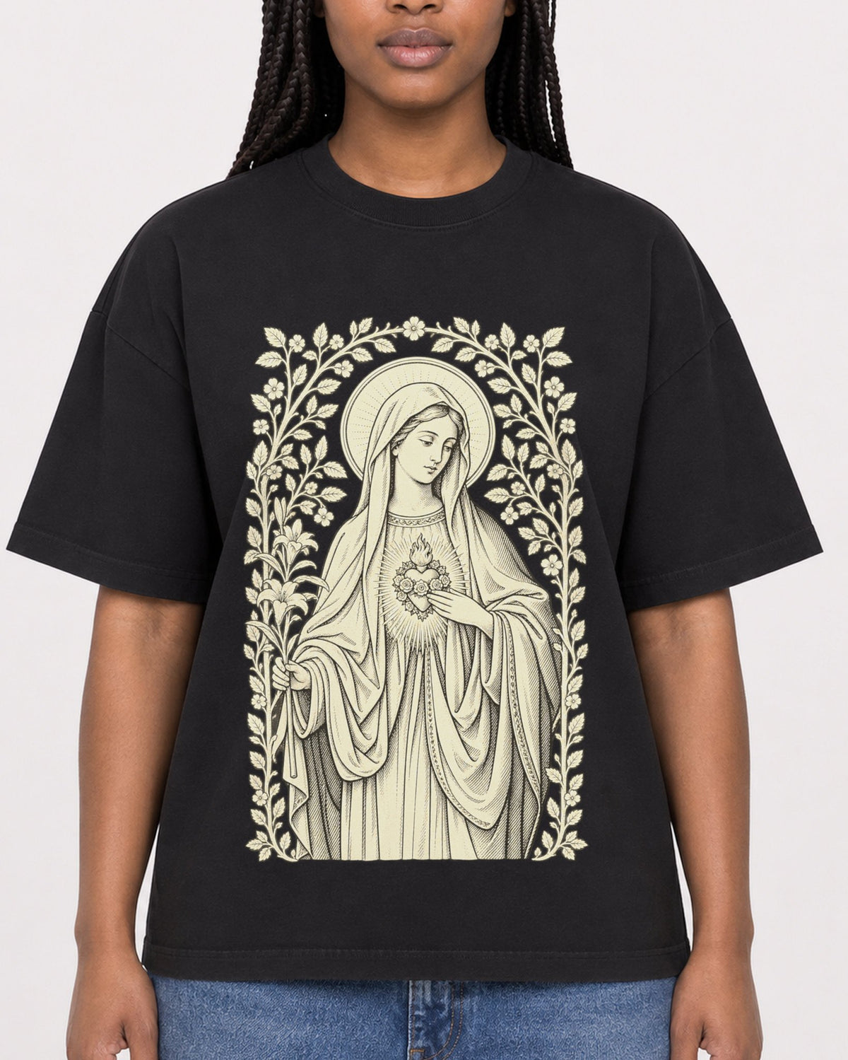 Mockup Boxy Heavyweight Tee Black female close-up 04