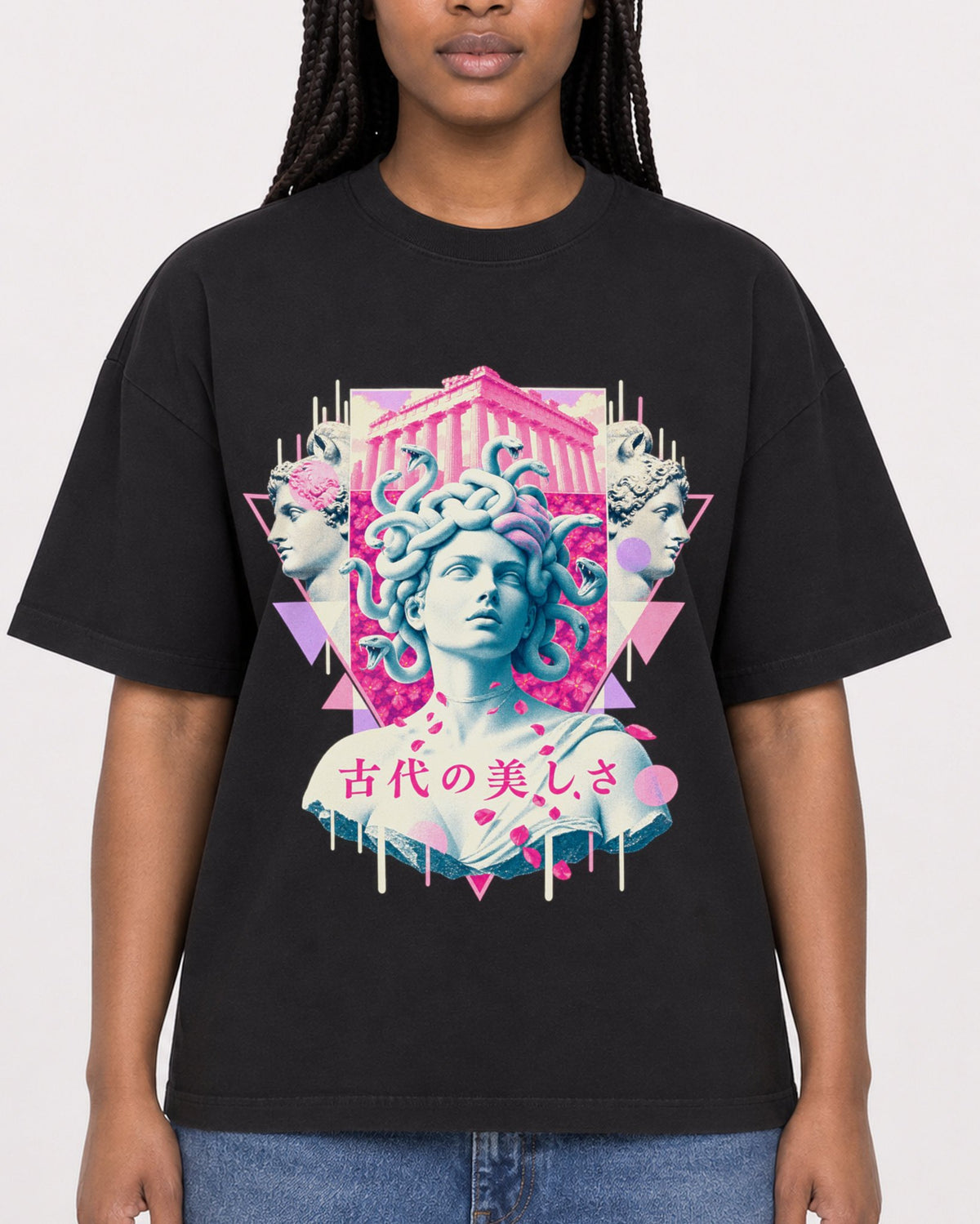 Mockup Boxy Heavyweight Tee Black female close-up 04