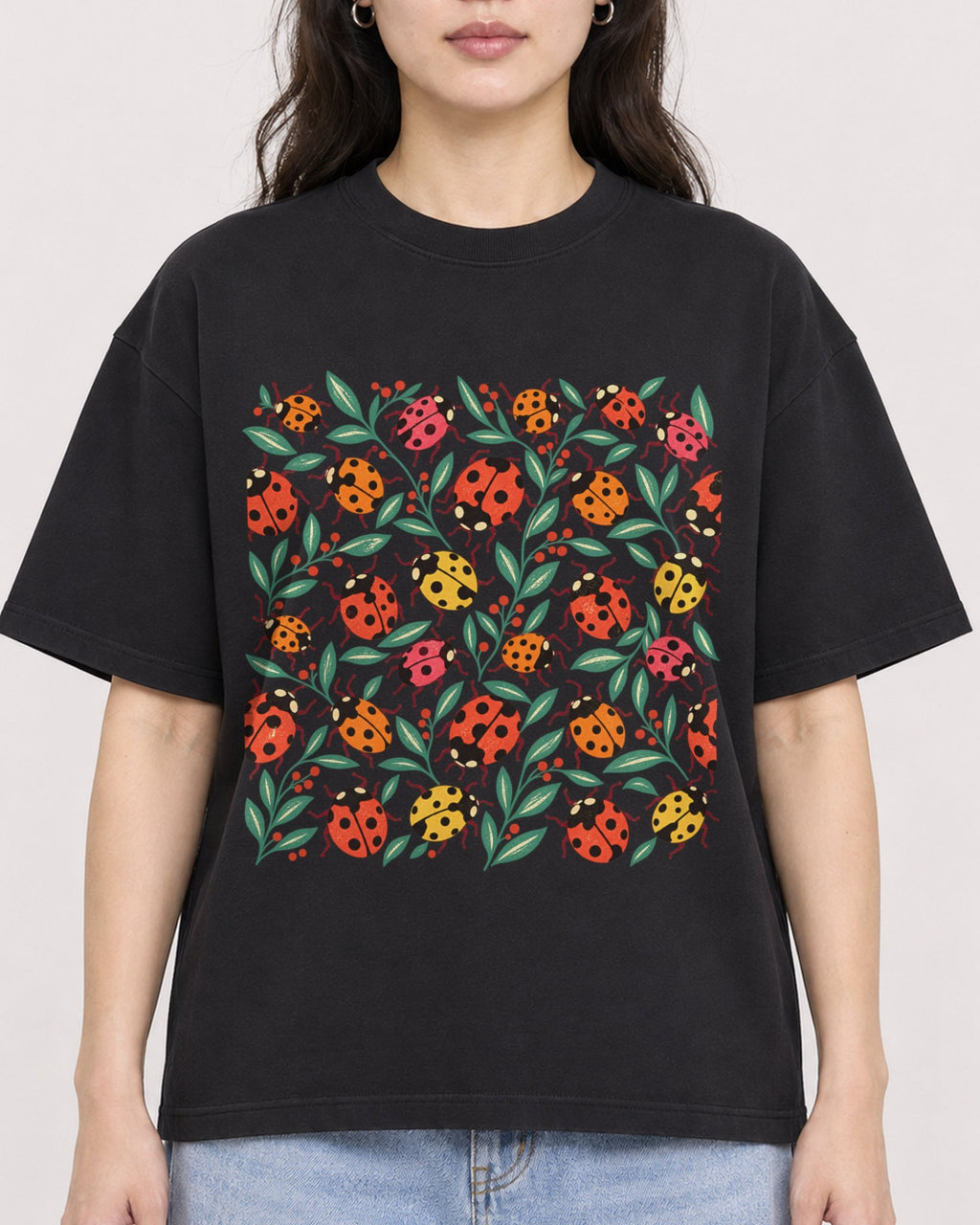 Mockup Boxy Heavyweight Tee Black female close-up 03