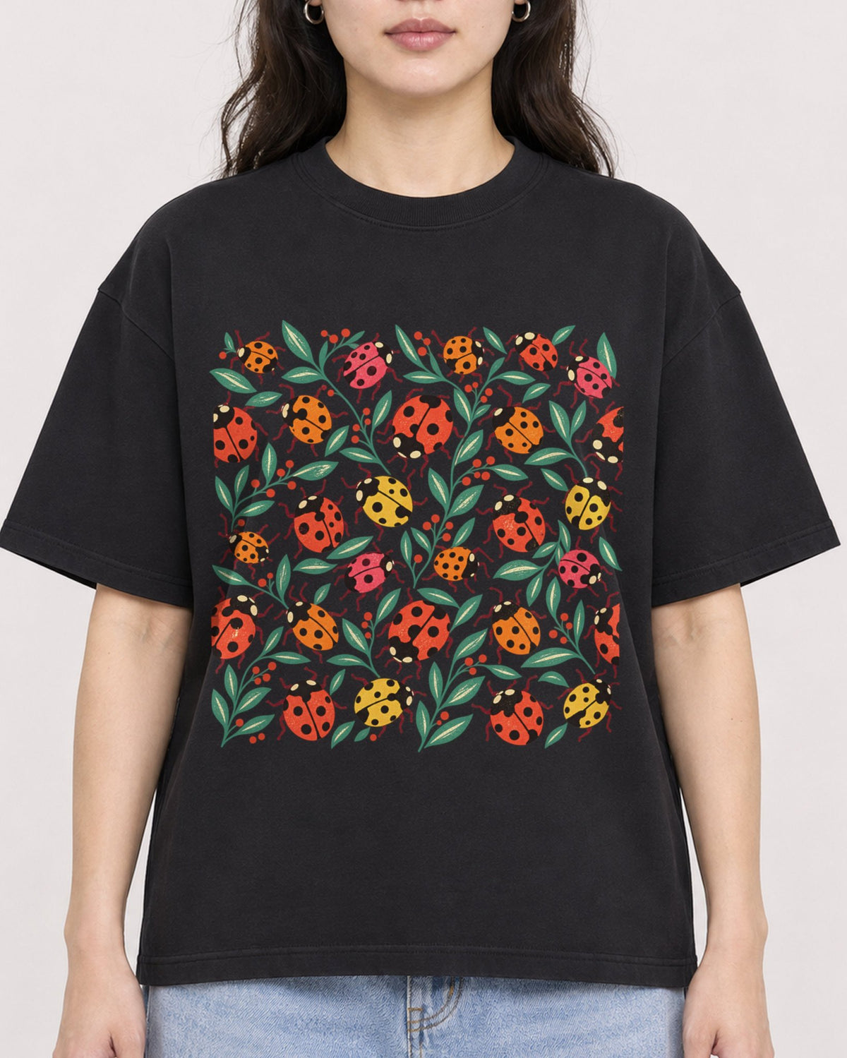 Mockup Boxy Heavyweight Tee Black female close-up 03