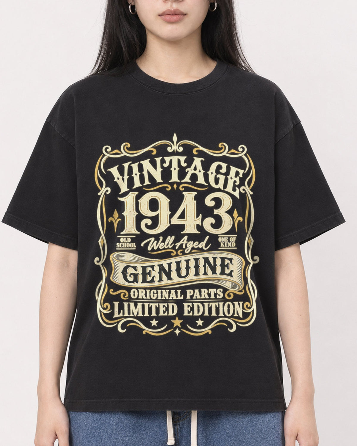 Mockup Boxy Heavyweight Tee Black female close-up 01