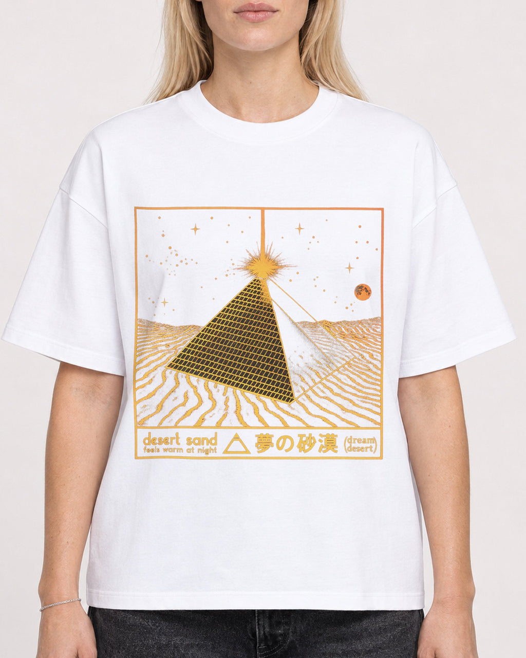Mockup Boxy Heavyweight Tee White female close-up 08