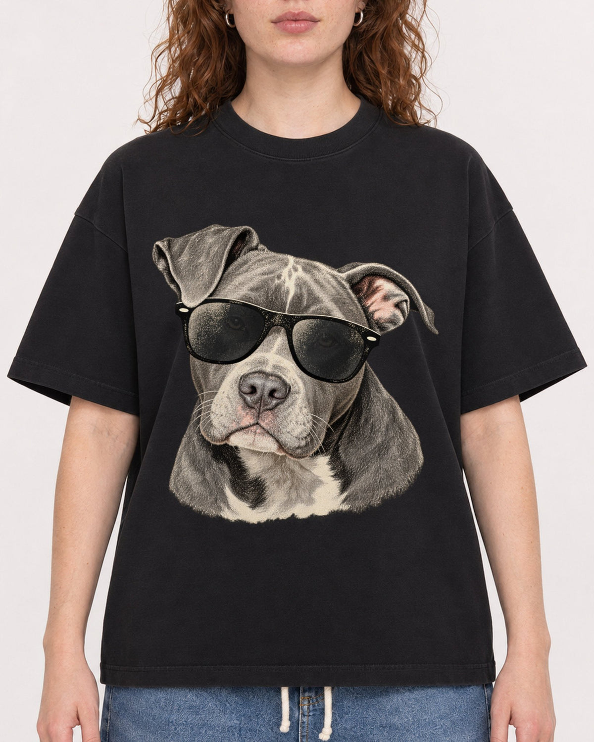 Mockup Boxy Heavyweight Tee Black female close-up 09